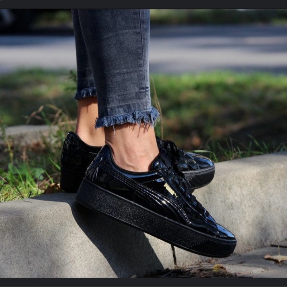 PUMA Fenty By Rihanna Black Crackled Sneaker Creeper Platform
Sneaker. Used - Picture 2 of 10